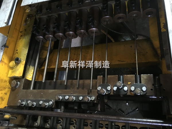 十聯(lián)沖床的內(nèi)部機構(gòu) 十聯(lián)沖床的內(nèi)部機構(gòu)